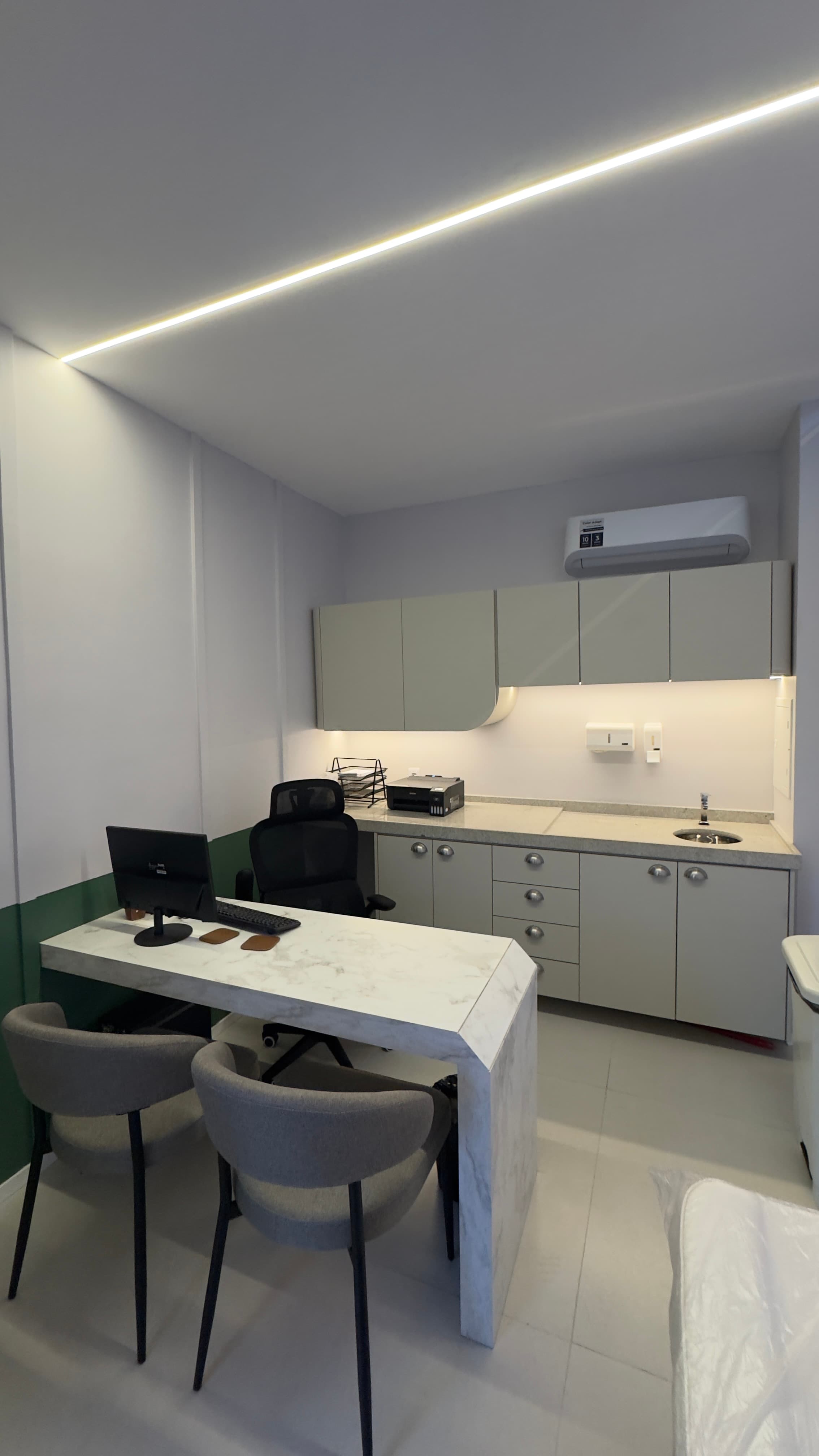 Consultório médico equipado da Domus Saúde com mesa de exame