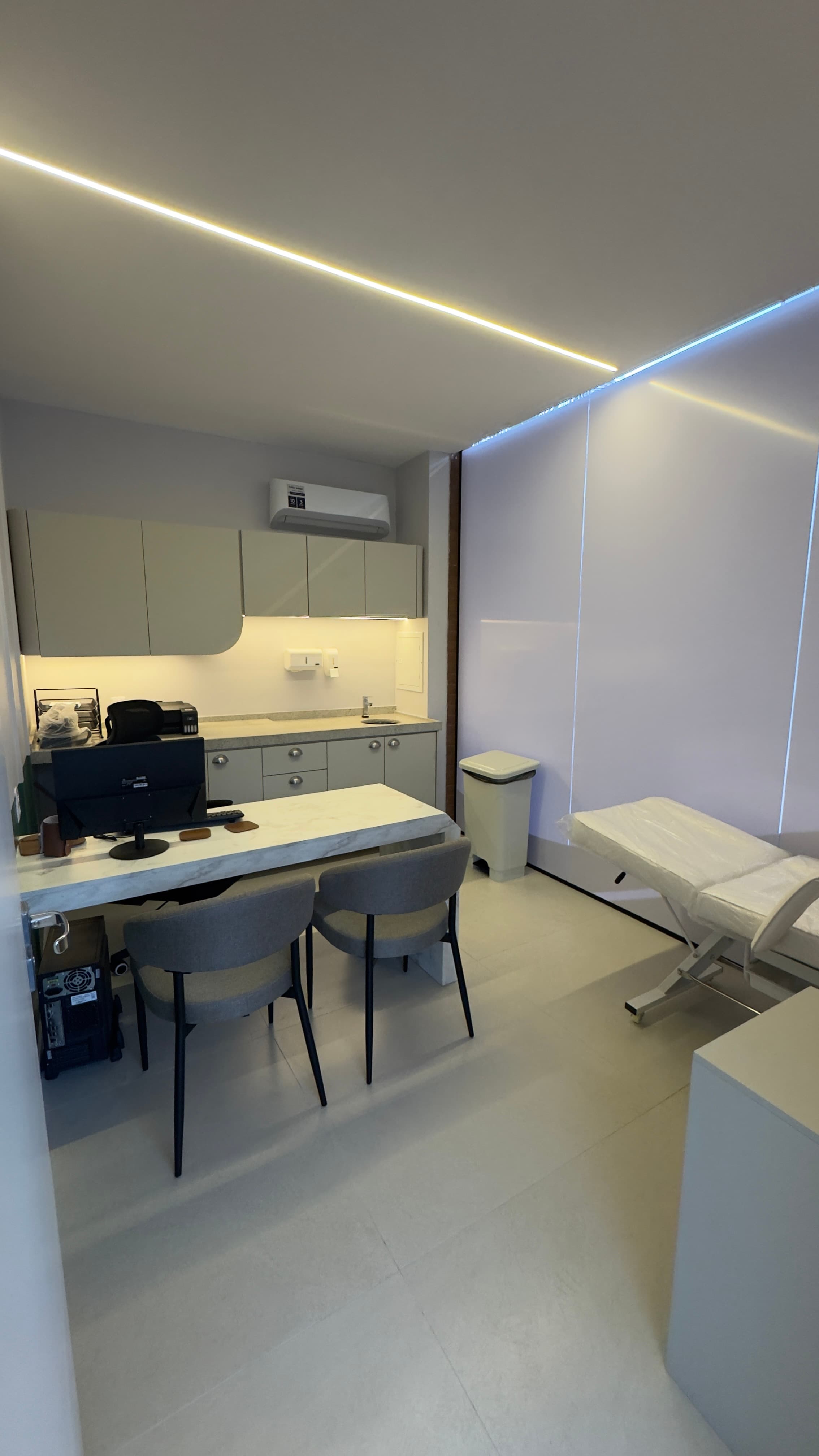 Consultório médico com maca e equipamentos de exame