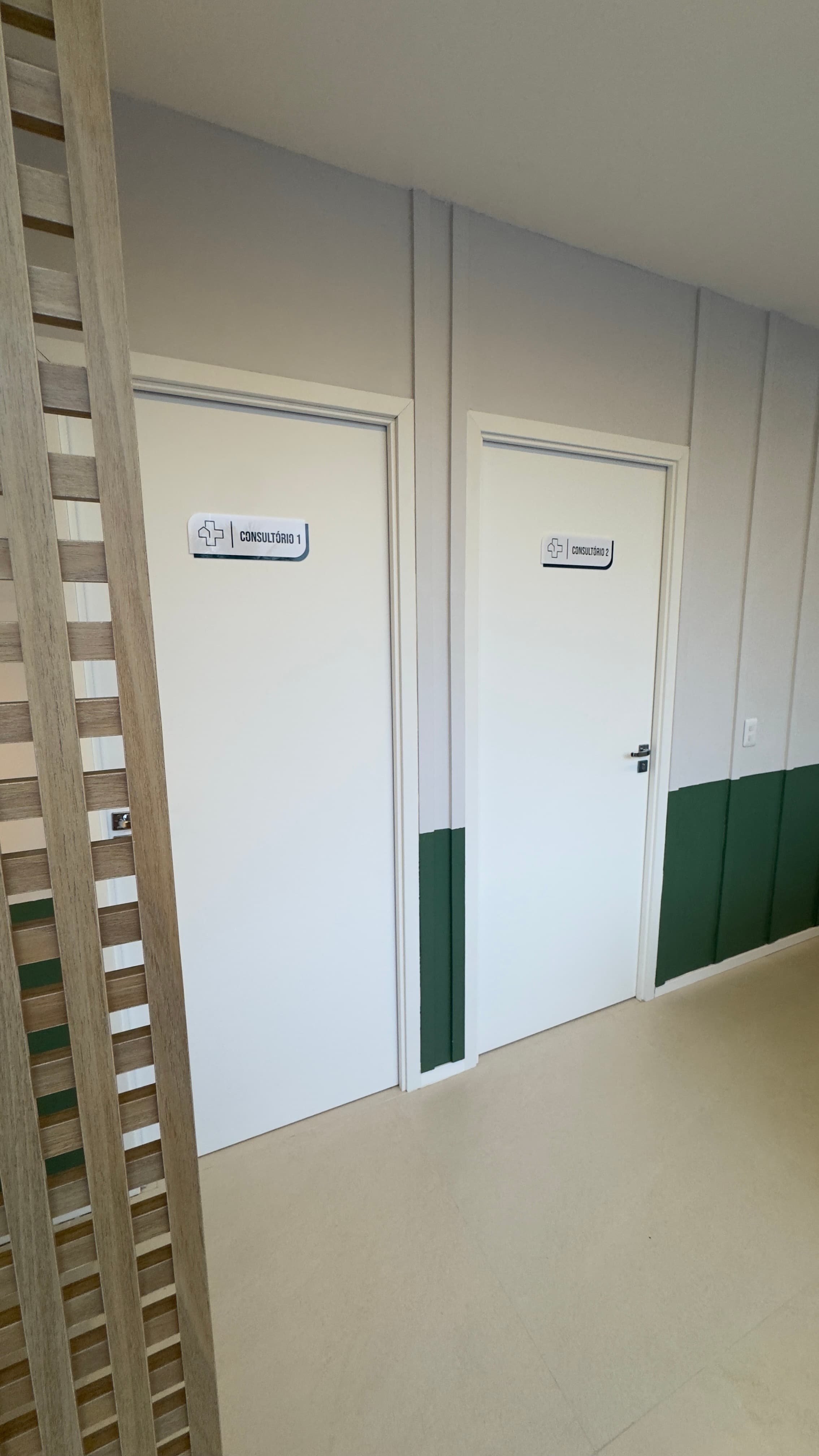 Corredor com acesso aos consultórios da Domus Saúde