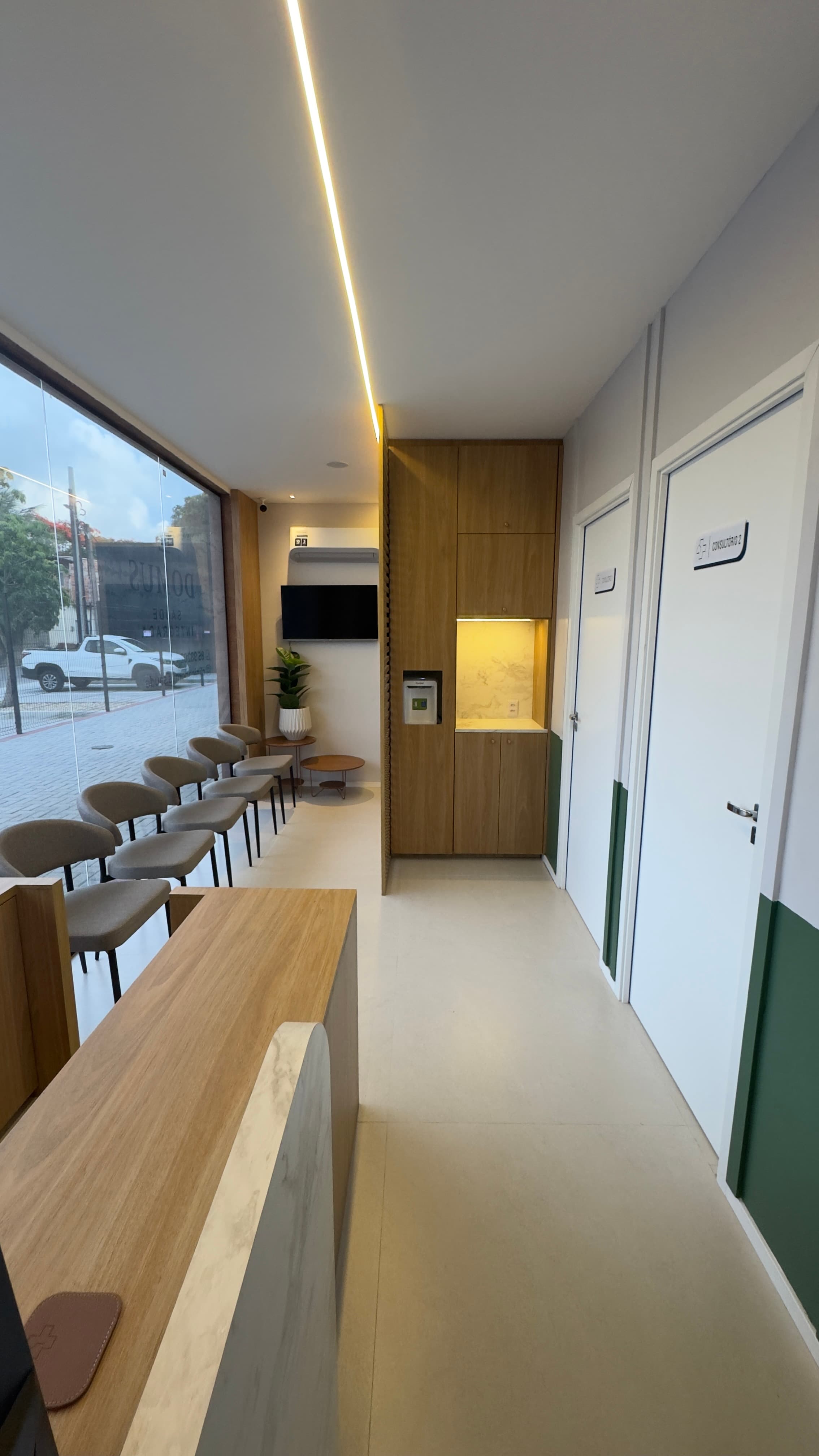 Recepção moderna e acolhedora da Domus Saúde com sala de espera